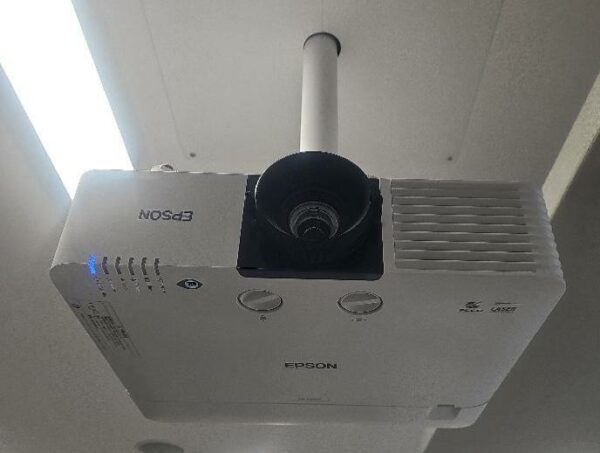 Vidéo projecteur de marque Epson modèle EBL 63OU. Localisation : 9 avenue Percier 75008 Paris