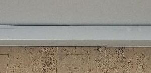 Ecran de projection de marque Oray largeur 280 cm. Localisation : 9 avenue Percier 75008 Paris