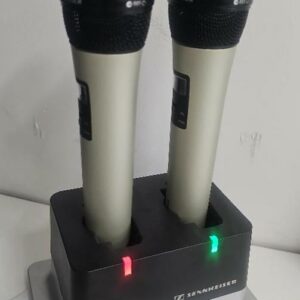 Paire de micros de marque Sennheiser modèle e865 sans fil vendus avec une base de chargement double modèle CHG-2. Localisation : 9 avenue Percier 75008 Paris