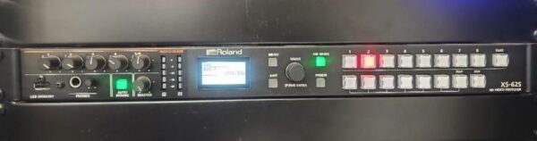 Switch 6 canaux HD video de marque Roland modèle XS-62S et table de mixage avec écran de marque ATEM modèle Mini Pro ISO. Localisation : 9 avenue Percier 75008 Paris