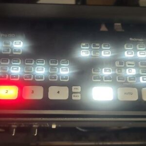 Switch 6 canaux HD video de marque Roland modèle XS-62S et table de mixage avec écran de marque ATEM modèle Mini Pro ISO. Localisation : 9 avenue Percier 75008 Paris – Image 3