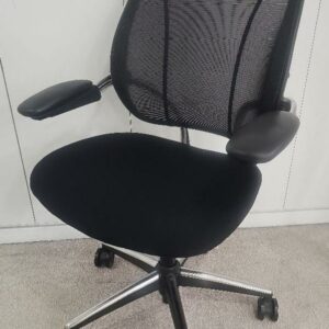 Fauteuil de bureau sur roulettes de marque Humanscale modèle Liberty, assise en tissu noir et dossier en résille noire piétement chromé. unités vendues avec faculté de réunion. Localisation : 9 avenue Percier 75008 Paris