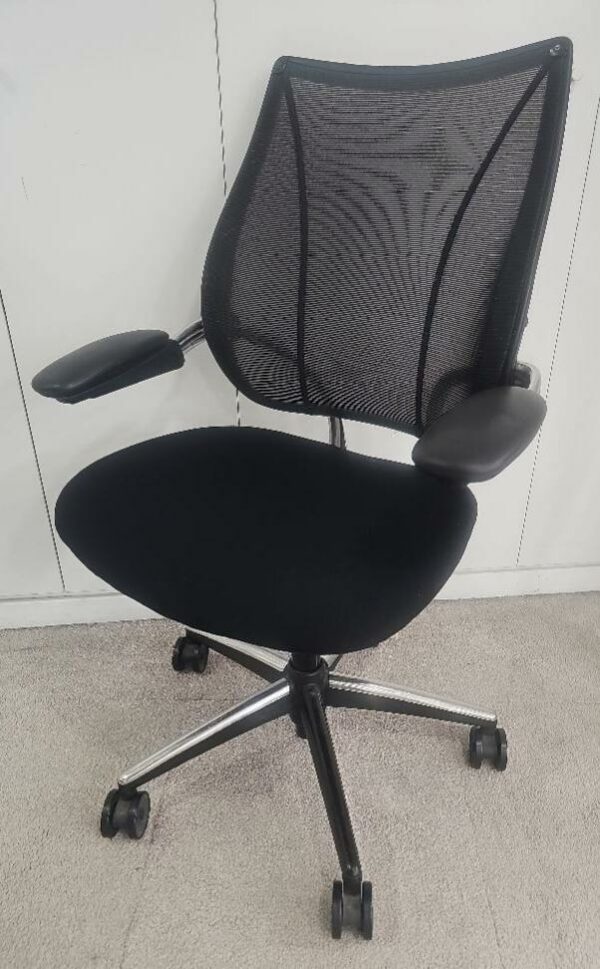 Fauteuil de bureau sur roulettes de marque Humanscale modèle Liberty, assise en tissu noir et dossier en résille noire piétement chromé. unités vendues avec faculté de réunion. Localisation : 9 avenue Percier 75008 Paris