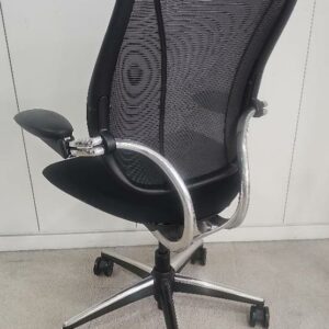 Fauteuil de bureau sur roulettes de marque Humanscale modèle Liberty, assise en tissu noir et dossier en résille noire piétement chromé. unités vendues avec faculté de réunion. Localisation : 9 avenue Percier 75008 Paris – Image 2