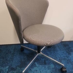 Fauteuil pivotant ajustable design Pearson LLoyd modèle Bay édition Bene en tissu gris, piétement sur roulettes à 4 branches chromées . 7 unité vendues avec faculté de réunion. Localisation : 9 avenue Percier 75008 Paris