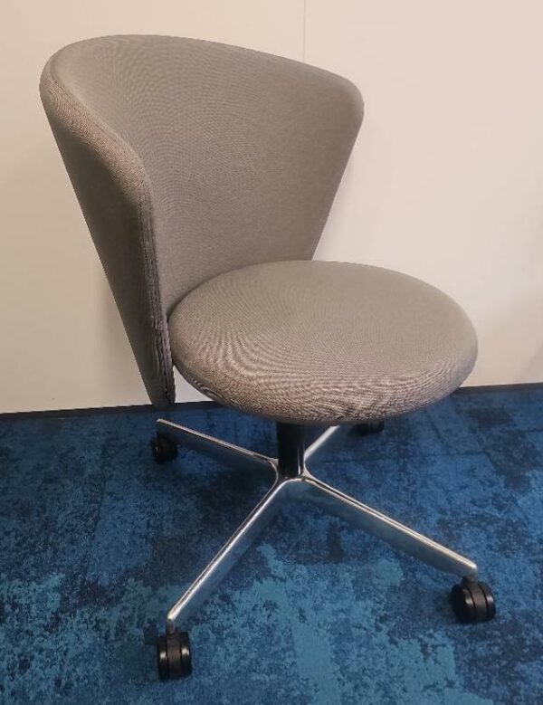 Fauteuil pivotant ajustable design Pearson LLoyd modèle Bay édition Bene en tissu gris, piétement sur roulettes à 4 branches chromées . 7 unité vendues avec faculté de réunion. Localisation : 9 avenue Percier 75008 Paris