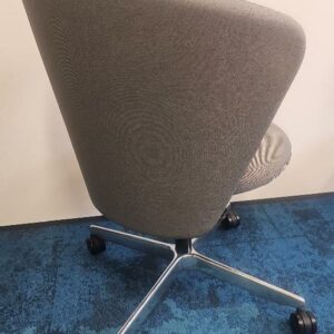 Fauteuil pivotant ajustable design Pearson LLoyd modèle Bay édition Bene en tissu gris, piétement sur roulettes à 4 branches chromées . 7 unité vendues avec faculté de réunion. Localisation : 9 avenue Percier 75008 Paris – Image 2