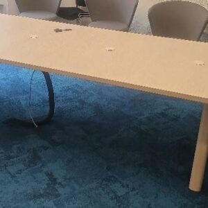 Table de réunion en bois cérusé clair 3 mètres 60 de longueur largeur 110 cm 4 prises électriques intégrées au plateau. Localisation : 9 avenue Percier 75008 Paris