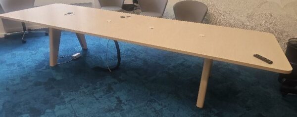 Table de réunion en bois cérusé clair 3 mètres 60 de longueur largeur 110 cm 4 prises électriques intégrées au plateau. Localisation : 9 avenue Percier 75008 Paris