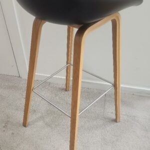 Tabouret haut de marque Hay, assise en plastique noir piétement en bois type chêne clair, repose pieds en métal brossé. 17 unités vendues avec faculté de réunion. Localisation : 9 avenue Percier 75008 Paris – Image 2