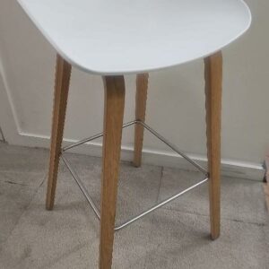 Tabouret haut de marque Hay, assise en plastique blanc, piétement en bois type chêne clair, repose pieds en métal brossé. 15 unités vendues avec faculté de réunion. Localisation : 9 avenue Percier 75008 Paris