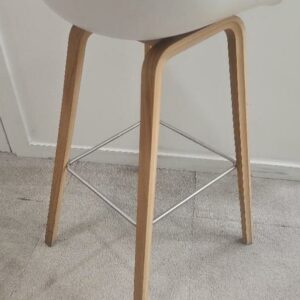 Tabouret haut de marque Hay, assise en plastique blanc, piétement en bois type chêne clair, repose pieds en métal brossé. 15 unités vendues avec faculté de réunion. Localisation : 9 avenue Percier 75008 Paris – Image 2
