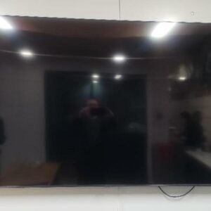 Moniteur de marque Samsung 80 pouces vendu avec sa fixation murale. Localisation : 9 avenue Percier 75008 Paris