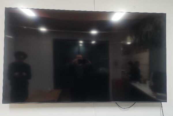 Moniteur de marque Samsung 80 pouces vendu avec sa fixation murale. Localisation : 9 avenue Percier 75008 Paris