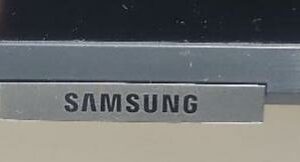 Moniteur de marque Samsung 80 pouces vendu avec sa fixation murale. Localisation : 9 avenue Percier 75008 Paris – Image 2