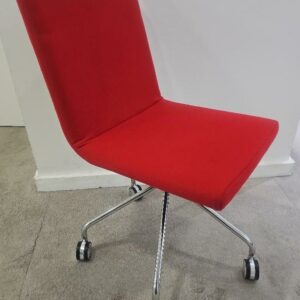Chaise sur roulettes de marque Skandiform assise et dossier en tissu de couleur rouge piétement en étoile à 5 branches chromées. 4 unités vendues avec faculté de réunion. Localisation : 9 avenue Percier 75008 Paris