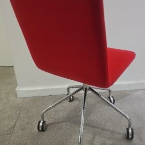Chaise sur roulettes de marque Skandiform assise et dossier en tissu de couleur rouge piétement en étoile à 5 branches chromées. 4 unités vendues avec faculté de réunion. Localisation : 9 avenue Percier 75008 Paris – Image 2