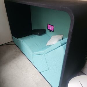 Lit de repos de marque Loook NeuroSonic intégrant programmes de relaxation, power naps, ricovery and activation. Sur roulettes. Lit en tissu de couleur bleu lagon armature en tissu noir. Hauteur 146 largeur 210 profondeur 80 cm. Localisation : 9 avenue Percier 75008 Paris