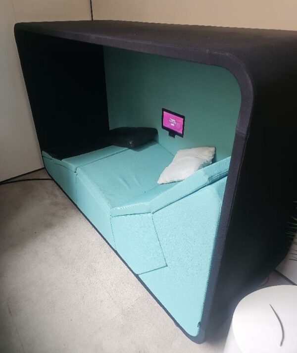 Lit de repos de marque Loook NeuroSonic intégrant programmes de relaxation, power naps, ricovery and activation. Sur roulettes. Lit en tissu de couleur bleu lagon armature en tissu noir. Hauteur 146 largeur 210 profondeur 80 cm. Localisation : 9 avenue Percier 75008 Paris