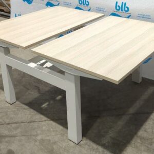 Bench de 2 de marque Herman Miller ajustable en hauteur, plateau en bois couleur hêtre avec manivelle, piètement en acier laqué blanc. Hauteur mini : 70 cm. Hauteur max : 120 x 120 x 78 cm. 4 unités vendues avec faculté de réunion. Localisation : 17 rue Angiboust 91460 Marcoussis