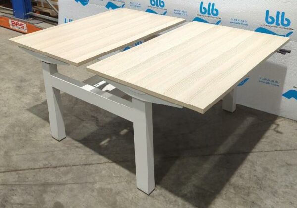 Bench de 2 de marque Herman Miller ajustable en hauteur, plateau en bois couleur hêtre avec manivelle, piètement en acier laqué blanc. Hauteur mini : 70 cm. Hauteur max : 120 x 120 x 78 cm. 4 unités vendues avec faculté de réunion. Localisation : 17 rue Angiboust 91460 Marcoussis