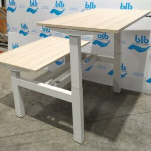 Bench de 2 de marque Herman Miller ajustable en hauteur, plateau en bois couleur hêtre avec manivelle, piètement en acier laqué blanc. Hauteur mini : 70 cm. Hauteur max : 120 x 120 x 78 cm. 4 unités vendues avec faculté de réunion. Localisation : 17 rue Angiboust 91460 Marcoussis – Image 2