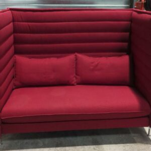 Canapé à haut dossier design Erwan et Ronan Bouroullec modèle Alcôve édition Vitra en tissu rouge bordeaux. 135 x 140 x 90 cm. 2 unités vendues avec faculté de réunion. Localisation : 17 rue Angiboust 91460 Marcoussis – Image 2