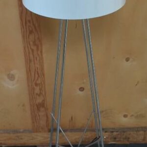 Lampe de parquet en métal chromé et abat jour blanc. 125 x 35 cm. 20 unités vendues avec faculté de réunion. Localisation : 17 rue Angiboust 91460 Marcoussis