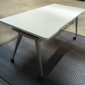 Bureau sur roulettes, plateau rectangulaire à bords arrondis en bois blanc. 75 x 160 x 80 cm. 3 unités vendues avec faculté de réunion. Localisation : 17 rue Angiboust 91460 Marcoussis