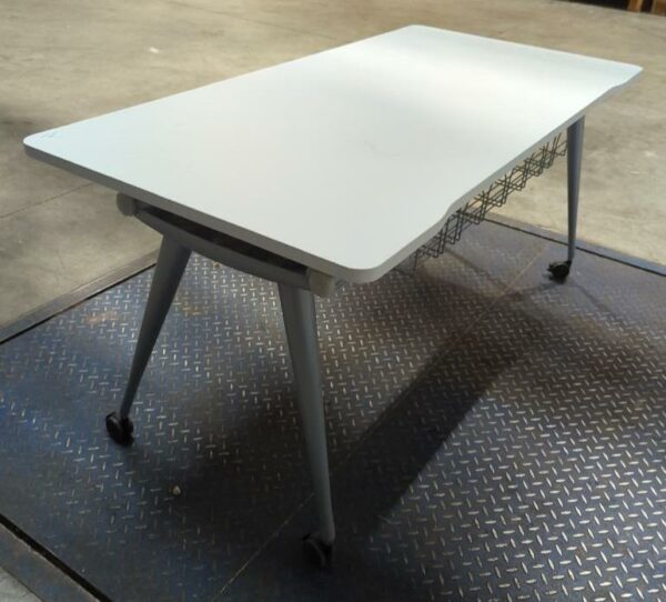 Bureau sur roulettes, plateau rectangulaire à bords arrondis en bois blanc. 75 x 160 x 80 cm. 3 unités vendues avec faculté de réunion. Localisation : 17 rue Angiboust 91460 Marcoussis