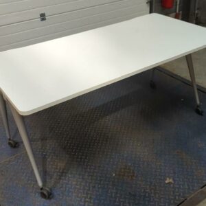 Bureau sur roulettes, plateau rectangulaire à bords arrondis en bois blanc. 75 x 160 x 80 cm. 3 unités vendues avec faculté de réunion. Localisation : 17 rue Angiboust 91460 Marcoussis – Image 2