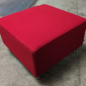 Pouf carré de marque Herman Miller recouvert de feutrine rouge sur 4 pieds en acier chromé. 40 x 65 x 65 cm. Localisation : 17 rue Angiboust 91460 Marcoussis
