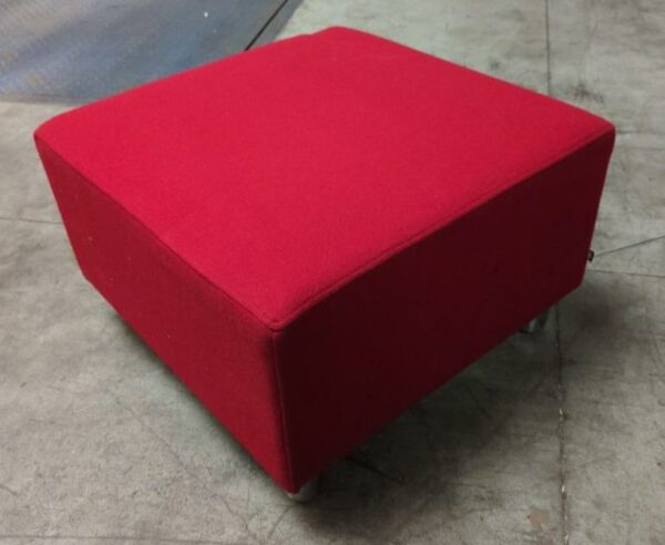 Pouf carré de marque Herman Miller recouvert de feutrine rouge sur 4 pieds en acier chromé. 40 x 65 x 65 cm. Localisation : 17 rue Angiboust 91460 Marcoussis