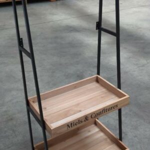 Présentoir en bois et métal à 3 niveaux. 128 x 52 x 36 cm. Localisation : 17 rue Angiboust 91460 Marcoussis