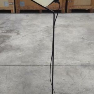 Lampe de parquet de marque La corbeille, pied en métal, base en bois, abat jour en plastique blanc. 160 x 32 cm. 2 unités vendues avec faculté de réunion. Localisation : 17 rue Angiboust 91460 Marcoussis