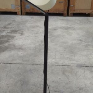 Lampe de parquet de marque La corbeille, pied en métal, base en bois, abat jour en plastique blanc. 160 x 32 cm. 2 unités vendues avec faculté de réunion. Localisation : 17 rue Angiboust 91460 Marcoussis – Image 2
