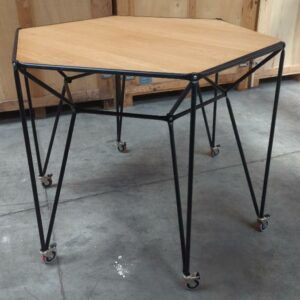 Table haute octogonale sur roulettes, armature en métal noir, plateau en bois. 108 x130 cm. 2 unités vendues avec faculté de réunion. Localisation : 17 rue Angiboust 91460 Marcoussis
