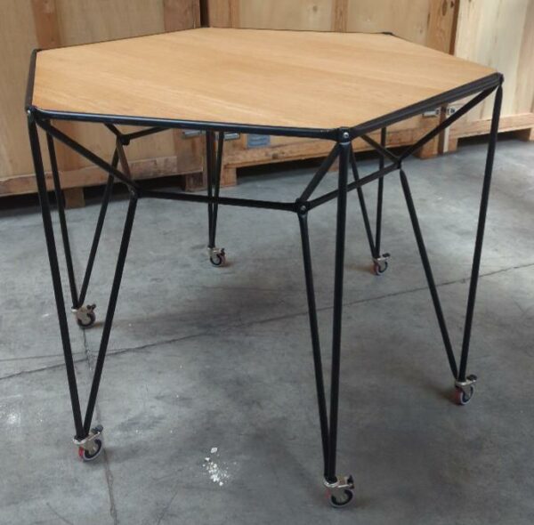 Table haute octogonale sur roulettes, armature en métal noir, plateau en bois. 108 x130 cm. 2 unités vendues avec faculté de réunion. Localisation : 17 rue Angiboust 91460 Marcoussis