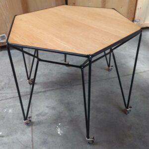 Table haute octogonale sur roulettes, armature en métal noir, plateau en bois. 108 x130 cm. 2 unités vendues avec faculté de réunion. Localisation : 17 rue Angiboust 91460 Marcoussis – Image 2