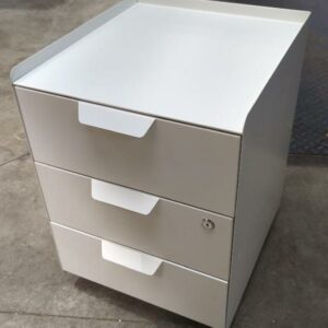 Caisson 3 tiroirs en métal blanc sur roulettes. 55 x 40 x 44 cm. 3 unités vendues avec faculté de réunion. Localisation : 17 rue Angiboust 91460 Marcoussis
