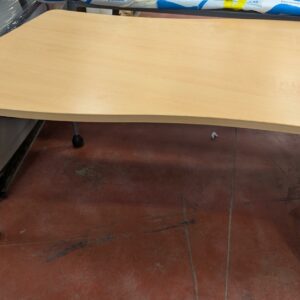 Bureau de marque Steelcase, plateau en bois couleur hêtre en forme de vague sur 4 pieds en métal. 73 x 140 x 78 cm. 4 unités vendues avec faculté de réunion. Localisation : 8 rue de la Fossé aux Leux 91700 Ste Geneviève des Bois