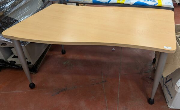 Bureau de marque Steelcase, plateau en bois couleur hêtre en forme de vague sur 4 pieds en métal. 73 x 140 x 78 cm. 4 unités vendues avec faculté de réunion. Localisation : 8 rue de la Fossé aux Leux 91700 Ste Geneviève des Bois