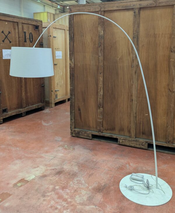 Lampe de parquet de marque Foscarini modèle Twiggy Terra led. Localisation : 8 rue de la Fossé aux Leux 91700 Ste Geneviève des Bois