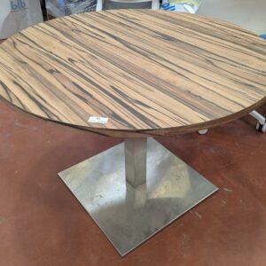 Table ronde plateau en bois stratifié bicolore sur un pied colonne à section carrée en acier chromé. 76 x 110 cm. Localisation : 8 rue de la Fossé aux Leux 91700 Ste Geneviève des Bois