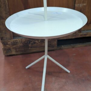 Petite table d'appoint ou bout de canapé en métal laqué blanc, rose, vert ou noir. 6 unités vendues avec faculté de réunion. Localisation : 8 rue de la Fossé aux Leux 91700 Ste Geneviève des Bois