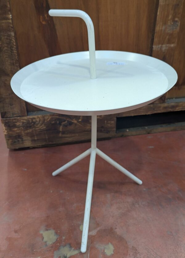 Petite table d'appoint ou bout de canapé en métal laqué blanc, rose, vert ou noir. 6 unités vendues avec faculté de réunion. Localisation : 8 rue de la Fossé aux Leux 91700 Ste Geneviève des Bois
