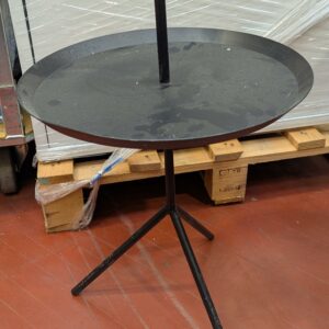 Petite table d'appoint ou bout de canapé en métal laqué blanc, rose, vert ou noir. 6 unités vendues avec faculté de réunion. Localisation : 8 rue de la Fossé aux Leux 91700 Ste Geneviève des Bois – Image 2