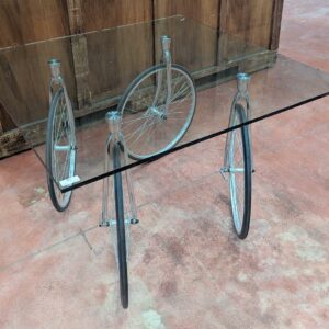Table montée sur 4 roues de vélo, plateau carré en verre transparent (2 éclats à 2 coins). 74 x 120 x 120 cm. Localisation : 8 rue de la Fossé aux Leux 91700 Ste Geneviève des Bois – Image 2