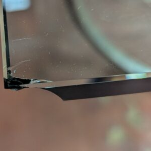 Table montée sur 4 roues de vélo, plateau carré en verre transparent (2 éclats à 2 coins). 74 x 120 x 120 cm. Localisation : 8 rue de la Fossé aux Leux 91700 Ste Geneviève des Bois – Image 4