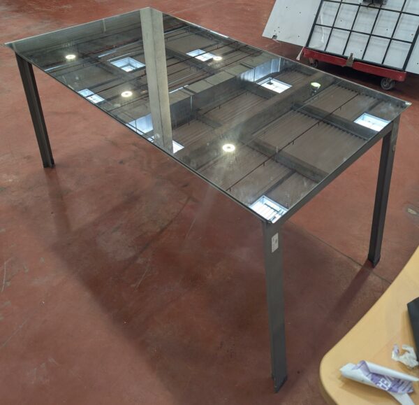 Table rectangulaire, plateau en verre miroir sur 4 pieds en aluminium (2 petits éclats à 2 angles). 75 x 154 x 80 cm. Localisation : 8 rue de la Fossé aux Leux 91700 Ste Geneviève des Bois